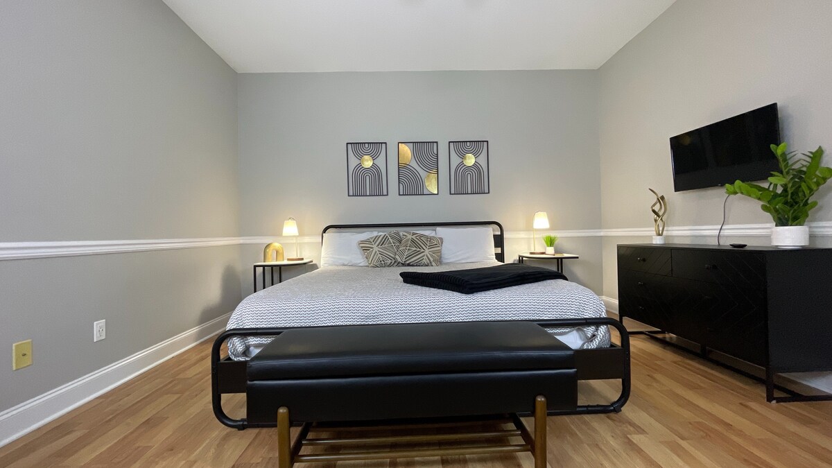 Დაისვენეთ ელეგანტურობაში! ჩვენს მთავარ საძინებელში არის მყუდრო ტელევიზორი კომფორტული და დასასვენებელი სტუმრობისთვის!