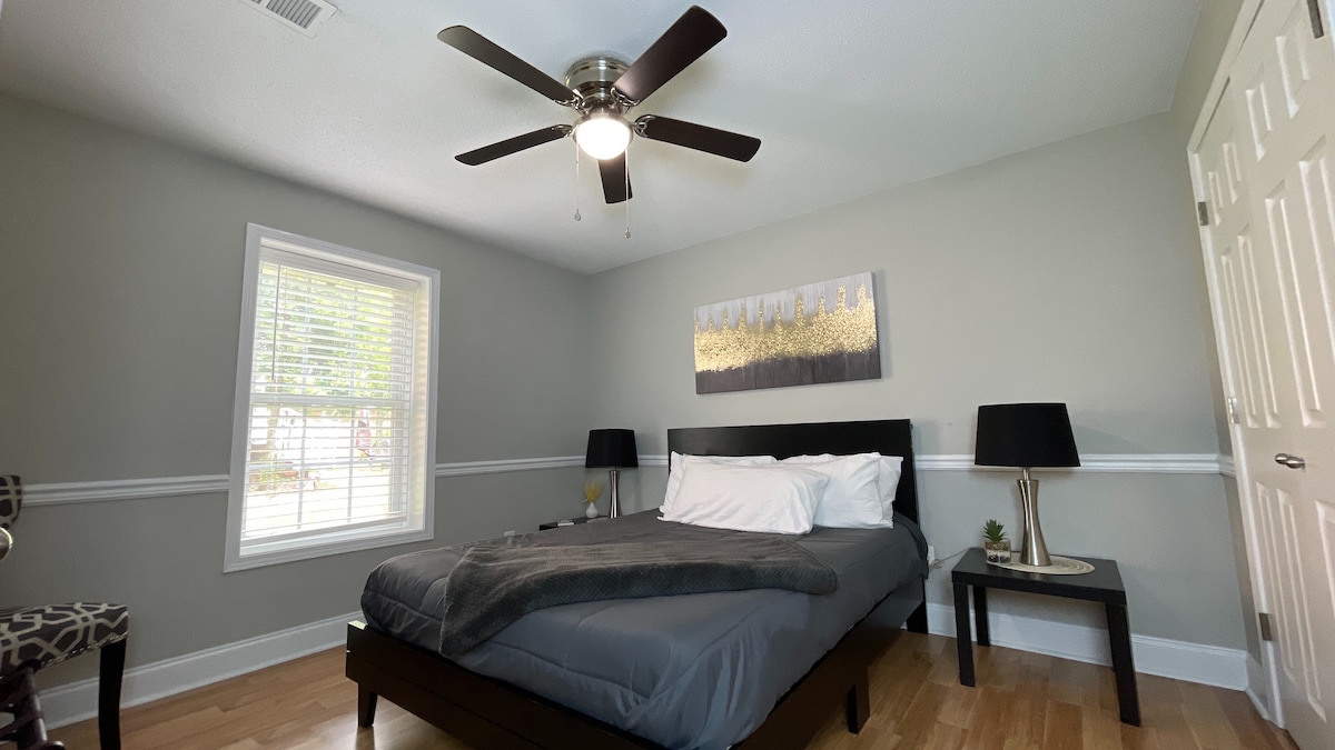 Დაიძინეთ სტილით! ჩვენი ელეგანტური დედოფლის ზომის საძინებელი გთავაზობთ კომფორტისა და დახვეწილობის იდეალურ ნაზავს!