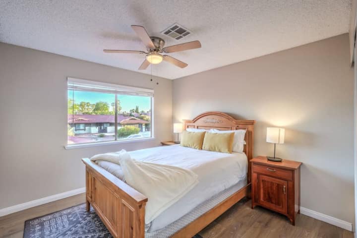 ห้องนอน 3 พร้อมเตียงควีนไซส์