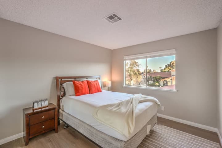 ห้องนอน 2 พร้อมเตียงควีนไซส์