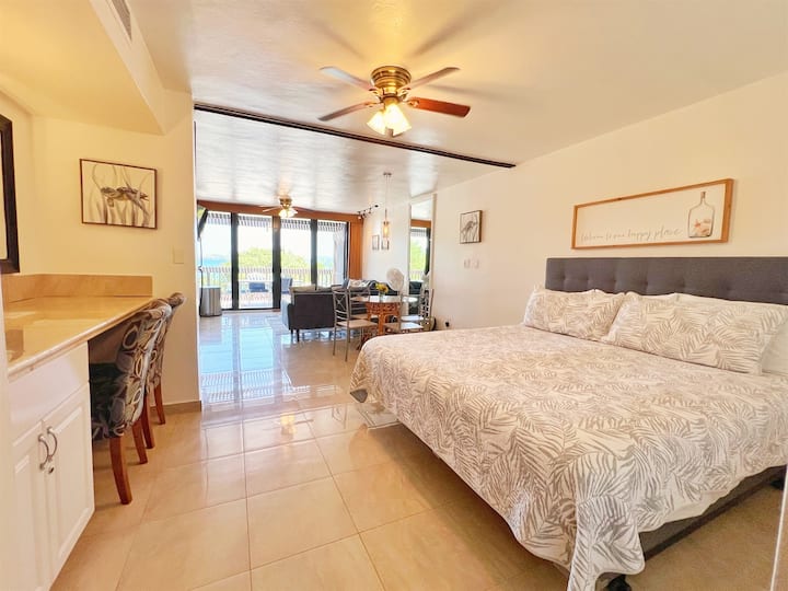 开放式阁楼平面图，配备加大双人床