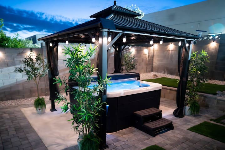 Enchanting GardenHome- Spacious Yard|Luxe Jacuzzi