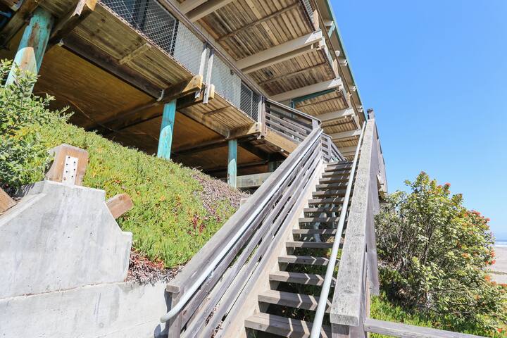 Sand Dollar – Expansive Beachfront Home gallery image 2