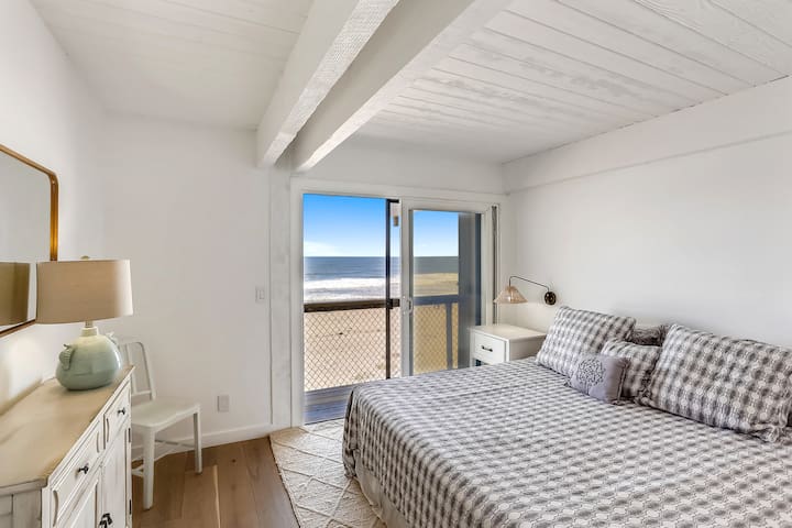 Sand Dollar – Expansive Beachfront Home