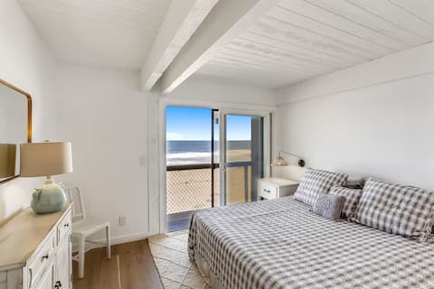 Sand Dollar – Expansive Beachfront Home