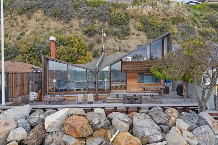 The Waves – Spacious, Stylish Beach Retreat