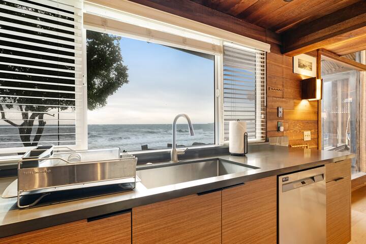The Waves – Spacious, Stylish Beach Retreat gallery image 3
