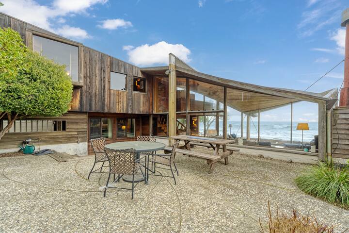 The Waves – Spacious, Stylish Beach Retreat gallery image 2