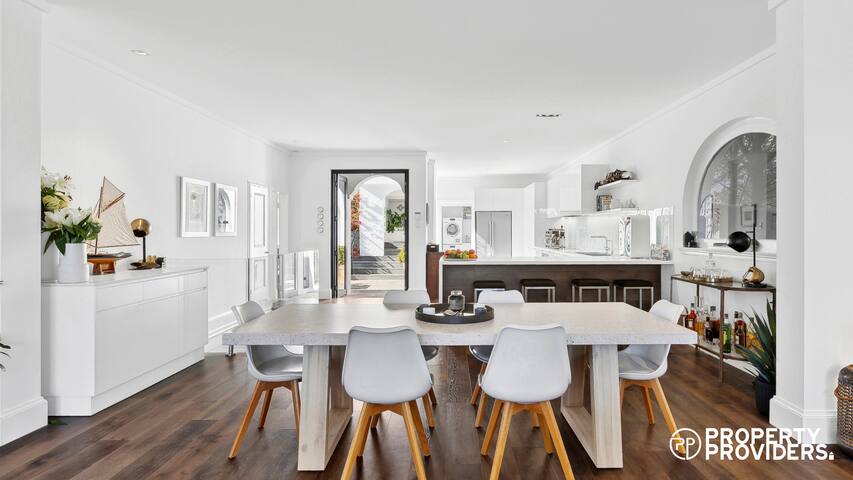 Waterfront Spanish Villa – 3 bedrooms + pool gallery image 5