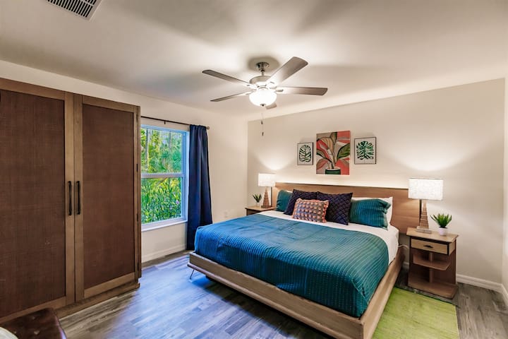 Jednotka 17428: Útulná spálňa s manželskou posteľou, posteľnou bielizňou a žiarivými akcentmi. Veľké okno so závesmi, stropný ventilátor a moderná výzdoba vytvárajú príjemnú atmosféru na oddych.