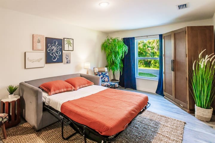 Jednotka 17428: Svetlá a útulná izba s pohodlnou rozkladacou pohovkou, žiarivou výzdobou a množstvom prirodzeného svetla. Ponúka kútik na sedenie, zeleň a priestranný šatník – ideálne na oddych po dni plnom objavovania.
