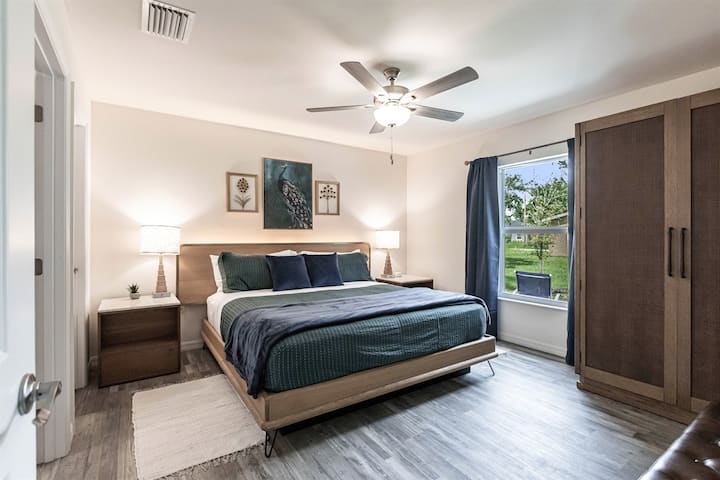 Unidad 1980: este servicio se comparte con otros huéspedes. Tenemos muebles de exterior, donde puedes relajarte, disfrutar de una comida o simplemente descansar mientras ves a los niños jugar.