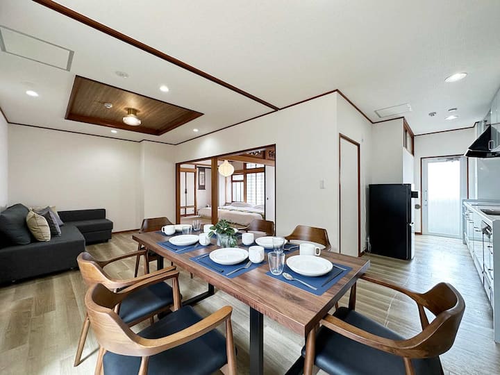 Expansive 4BR Apartment in Vibrant Area