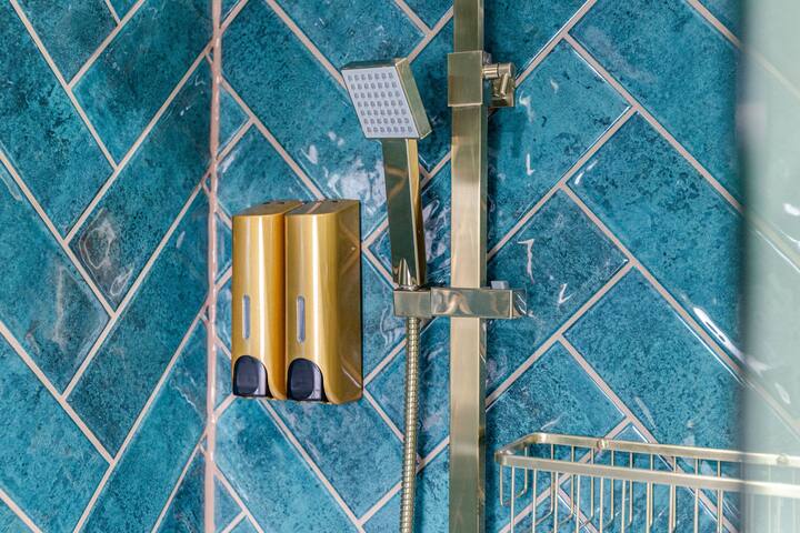 Amazonian Luxury Family Home MCR City Centre Etiha gallery image 5