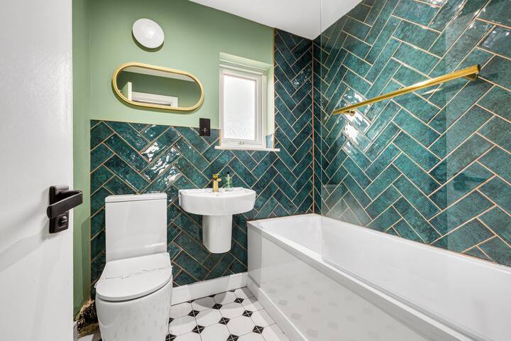 Amazonian Luxury Family Home MCR City Centre Etiha gallery image 4