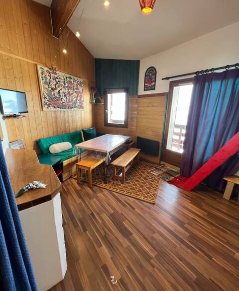 Ski in/out condo By AlpStays