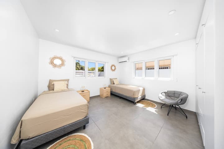 Прилагодлива удобност: нашата трета спална соба има два единечни кревета, идеални за деца или пријатели кои делат простор со стил.