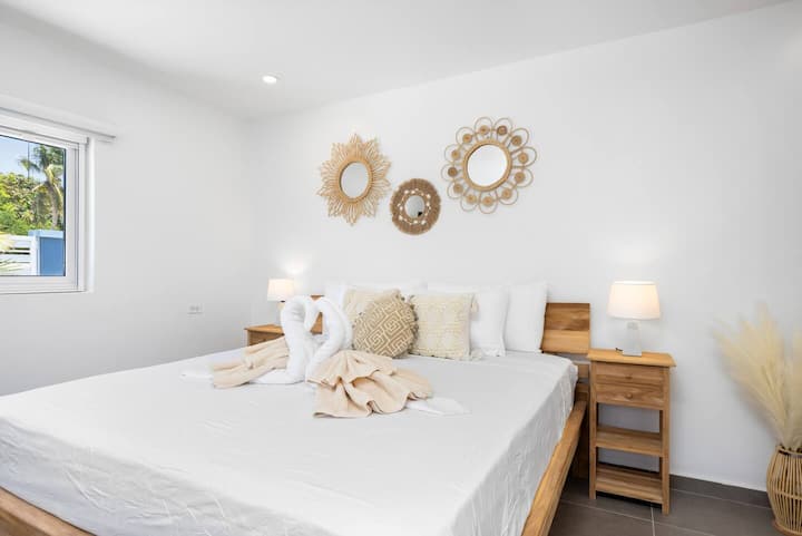 Луксузно одморалиште: опуштете се во удобноста на нашата прва спална соба, со брачен кревет (широк 150-179 см) и телевизор.