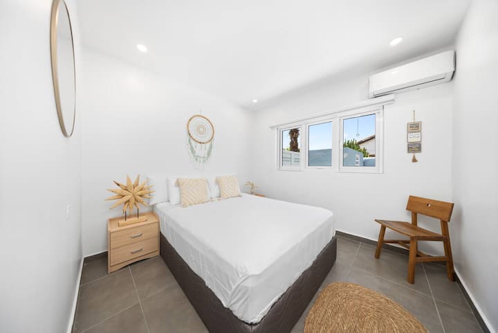 Удобна удобност: опуштете се во нашата привлечна четврта спална соба со брачен кревет (широк 150-179 см) за мирен ноќен сон.