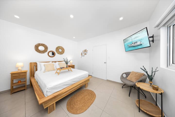 Опуштете се со стил: нашата втора спална соба има удобен брачен кревет (широк 150-179 см) и телевизор, создавајќи совршено место за одмор и забава.