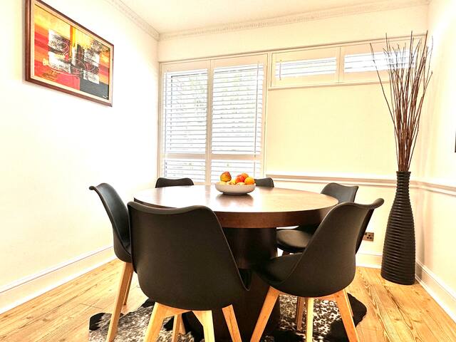 Newly Refurbished 3 bed flat , free parking gallery image 5