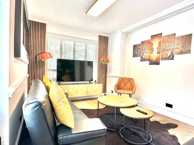 Newly Refurbished 3 bed flat , free parking gallery image 2