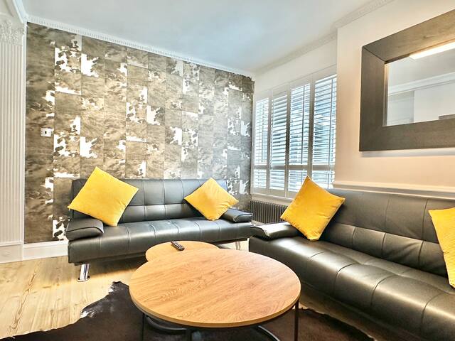 Newly Refurbished 3 bed flat , free parking gallery image 3
