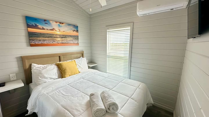 Chumba cha pili cha kulala - Kitanda chenye starehe cha Queen Size - Nusu ya Bafu Imeambatishwa - Televisheni yenye Roku