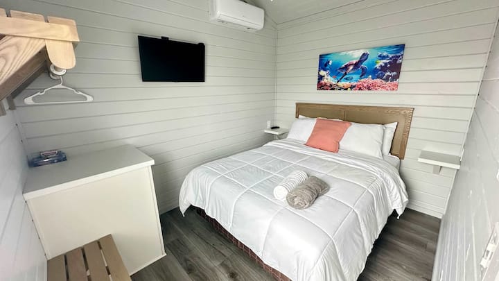 Chumba cha msingi cha kulala - Kitanda chenye starehe cha Queen Size - Runinga na Roku