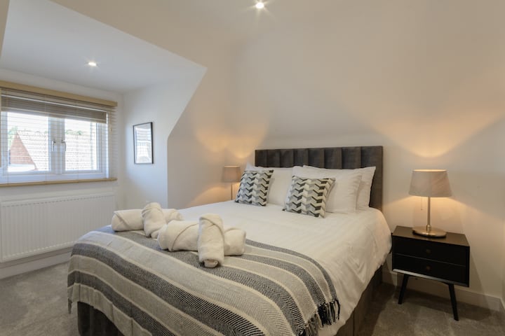 غرفة النوم الرئيسية أنيقة.