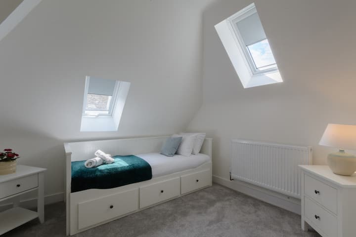 السرير النهاري هو مكان مريح للنوم. 