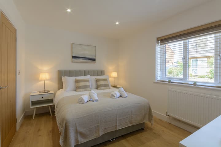 تم تكوين غرفة النوم في الطابق السفلي على شكل سرير كينج. 