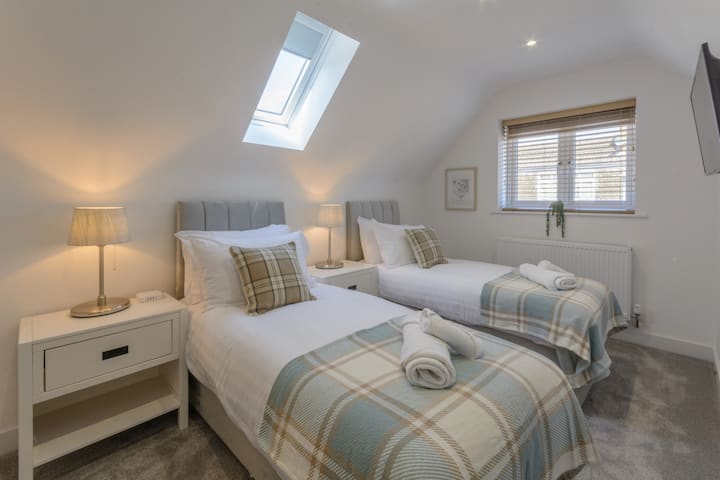 يوجد تلفزيون لك لمشاهدته في غرفة النوم في الطابق العلوي. 