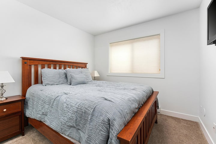 Bedroom 2 with Queen Bed