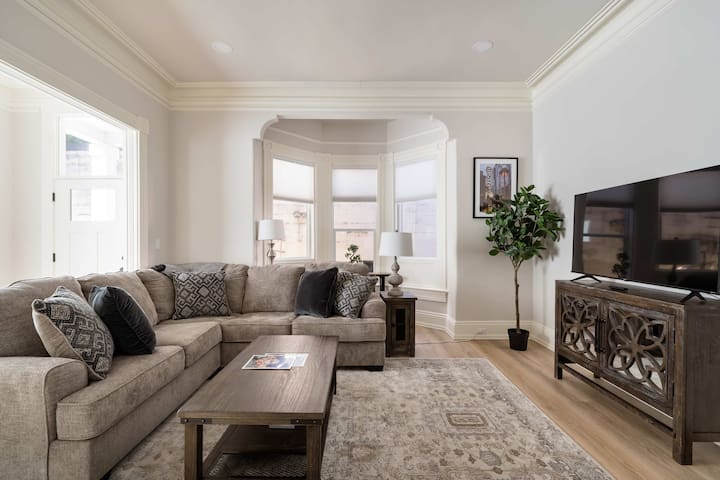 3BR – Sleeps 8 – Prime NW Location – 99 WalkScore