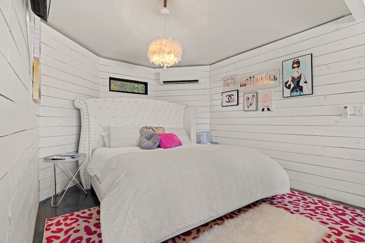 Kingsize bed met luxe beddengoed