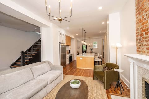 Popular Airbnb listing: Woodburn Villa by Blackhouse in Evanston