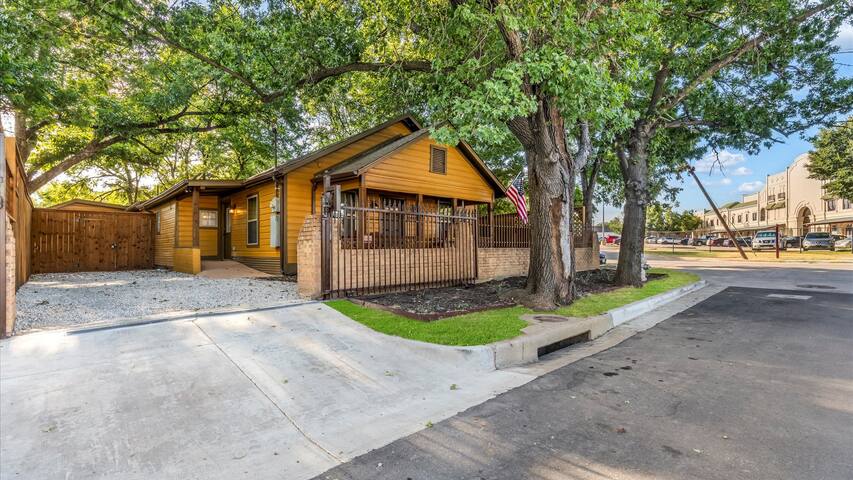 Stockyards 1/8 mile walk-TCU close-Cowboy Lodge gallery image 4