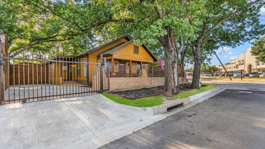 Stockyards 1/8 mile walk-TCU close-Cowboy Lodge gallery image 2