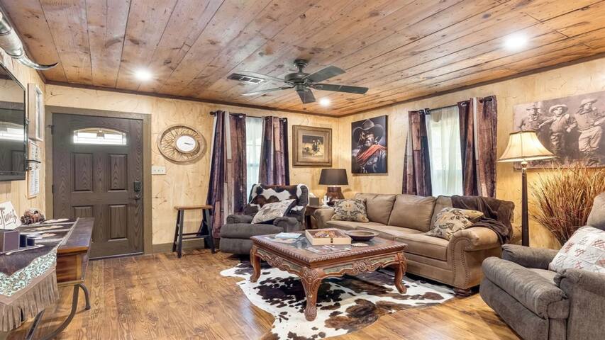 Stockyards 1/8 mile walk-TCU close-Cowboy Lodge gallery image 3