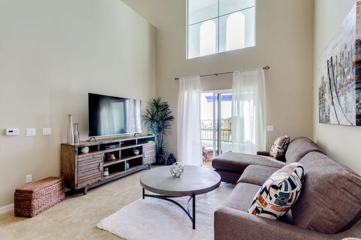 Posh Penthouse Overlooking Pool! Resort Style - Chandler, AZ
