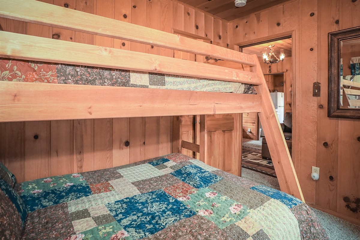 El dormitorio trasero tiene una combinación de literas, con cama doble para la parte inferior y la cama doble en la parte superior.