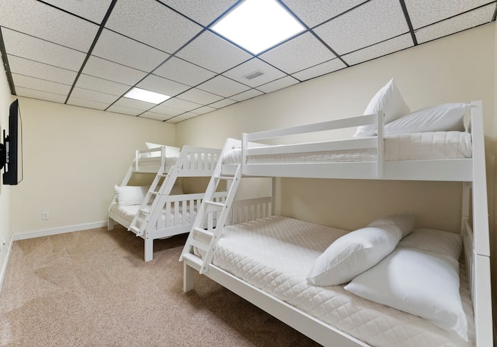 Ქვედა დონე - საძინებელი 5 აღჭურვილია 2 ორადგილიანი საწოლით სავსე ორსართულიანი საწოლით.