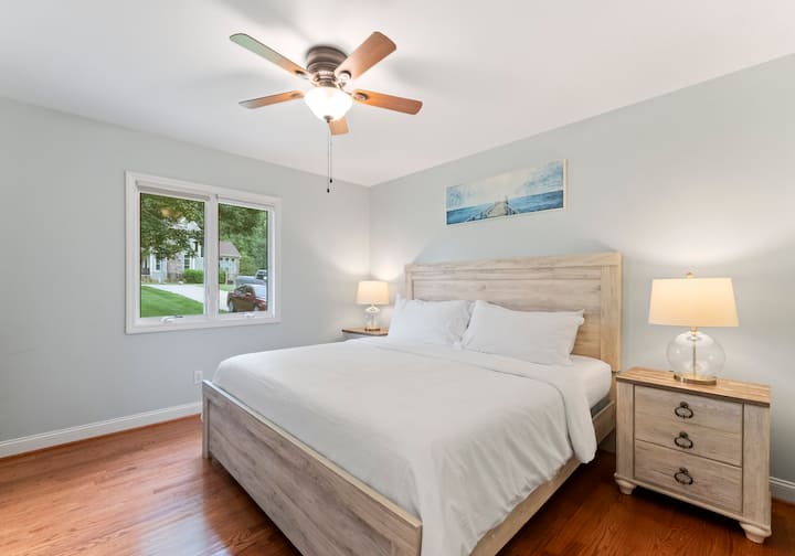 3 საძინებელში არის საწოლი 193 × 203 სმ.