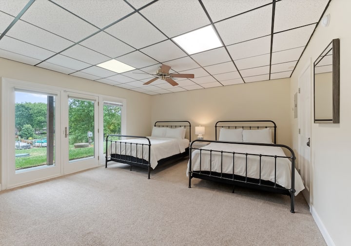 Მე-4 საძინებელში არის 2 ორადგილიანი საწოლი ქვედა დონეზე. 