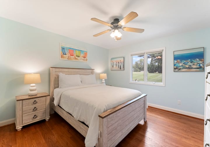 Ძირითადი დონის საძინებელი 2-ში განთავსებულია საწოლი 152 × 203 სმ.