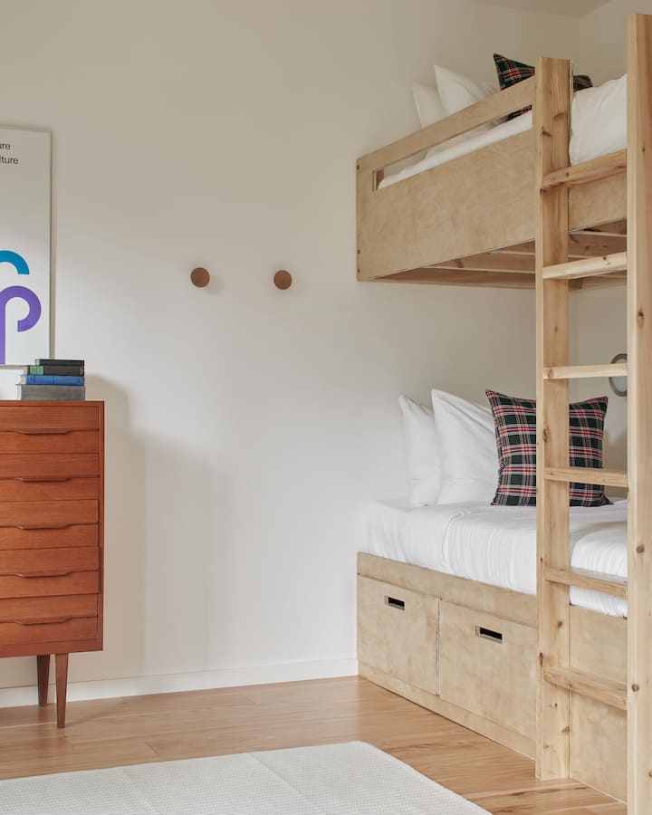 Dormitorio 3: Una acogedora habitación con literas empotradas de madera, ideal para familias o grupos.