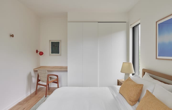 Dormitorio 2: Un dormitorio con escritorio empotrado, perfecto para un espacio de trabajo tranquilo, complementado con una decoración moderna.