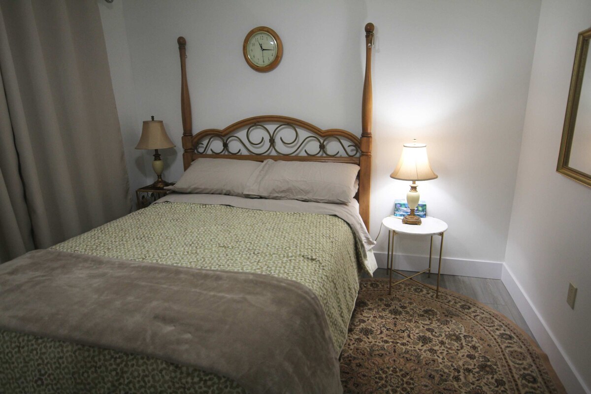 Втората спалня разполага с удобно двойно легло и успокояваща атмосфера.