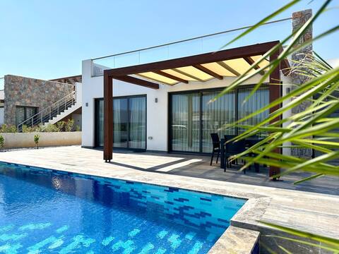 Deja Blue bungalow 2 with private pool sleeps 6